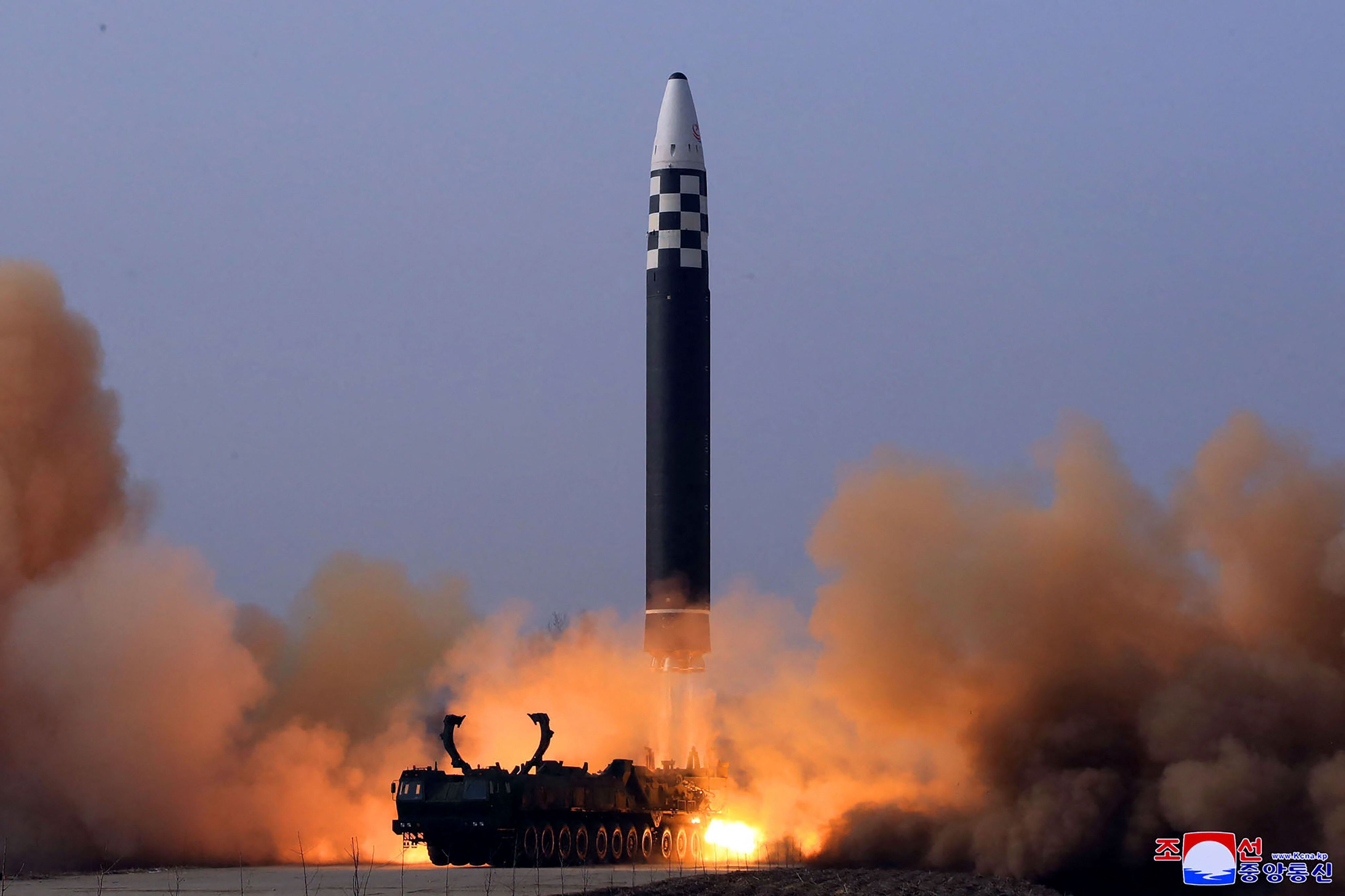 Esta imagen tomada el 24 de marzo de 2022 y publicada por la Agencia Central de Noticias de Corea (KCNA) oficial de Corea del Norte el 25 de marzo de 2022 muestra el lanzamiento de prueba de un nuevo tipo de misil balístico intercontinental (ICBM) Hwasongpho-17 de las fuerzas estratégicas de Corea del Norte. en un lugar no revelado en Corea del Norte. (Foto de KCNA VIA KNS / AFP)