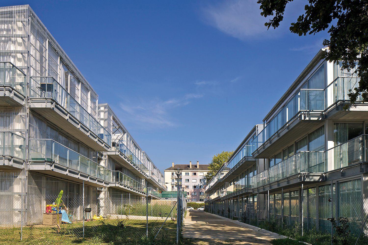 Esta promoción de vivienda social en Saint-Nazaire (2011) consiste en 53 apartamentos organizados en edificios de tres plantas. Las viviendas en planta baja disponen de jardín privado, mientras que las de los pisos superiores disfrutan de balcones o galerías cubiertas. Foto: Tomada de arquitecturaydiseno.es.