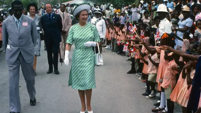 La reina Isabel visitó Barbados en 1977.