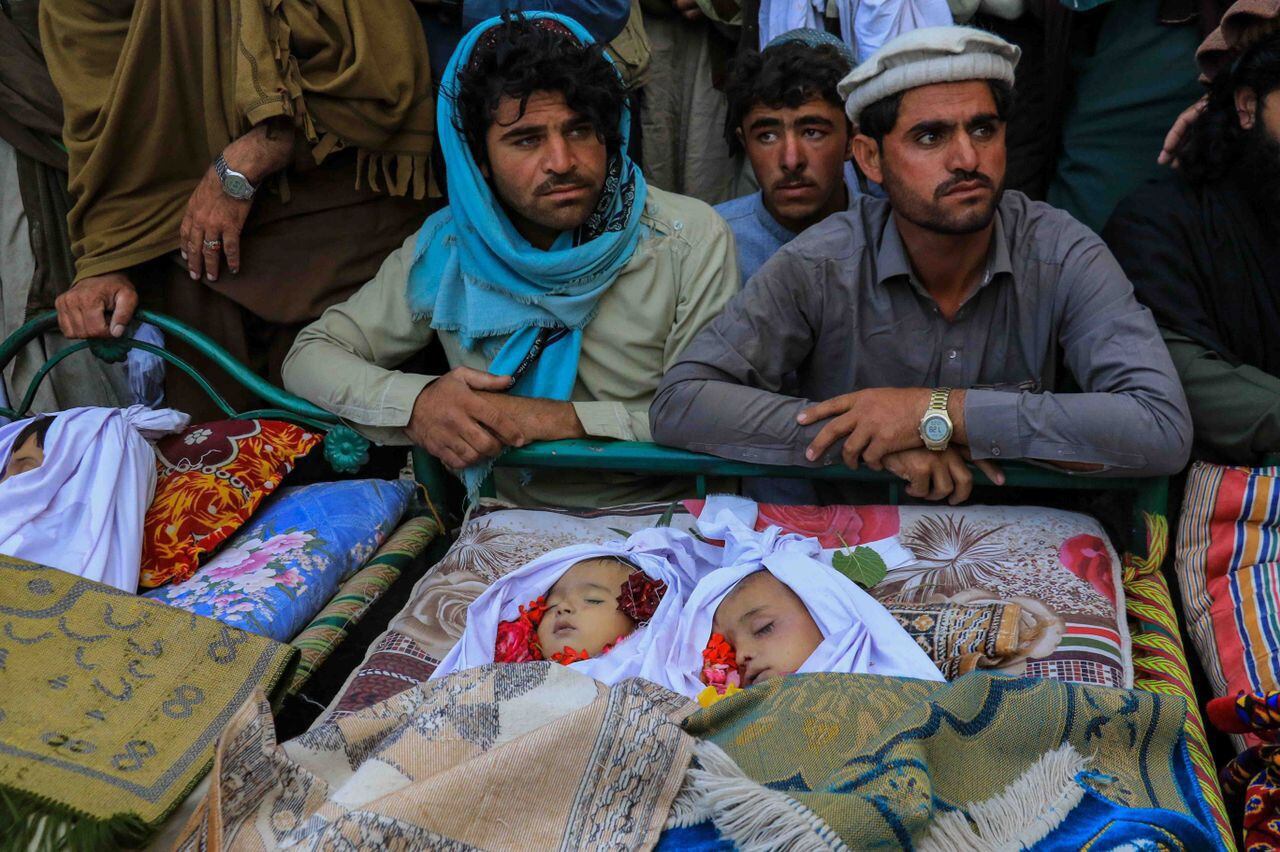 Funeral de varios bebés, victimas del terremoto de 5,9 grados que sacudió la noche del martes el este de Afganistán. EFE/EPA/STRINGER 
