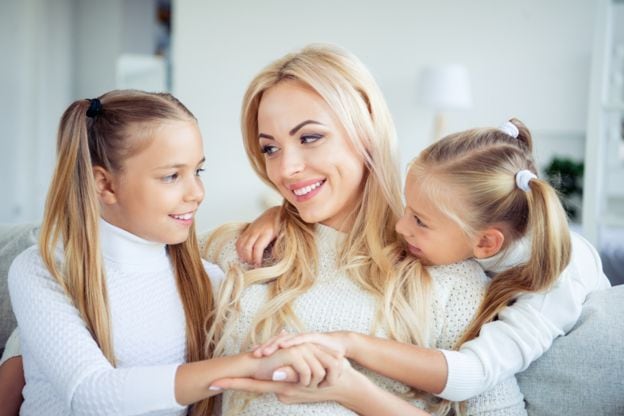 Un estudio encontró que un 75% de las madres tiene vínculos más estrechos con una hija o hijo en particular. GETTY IMAGES