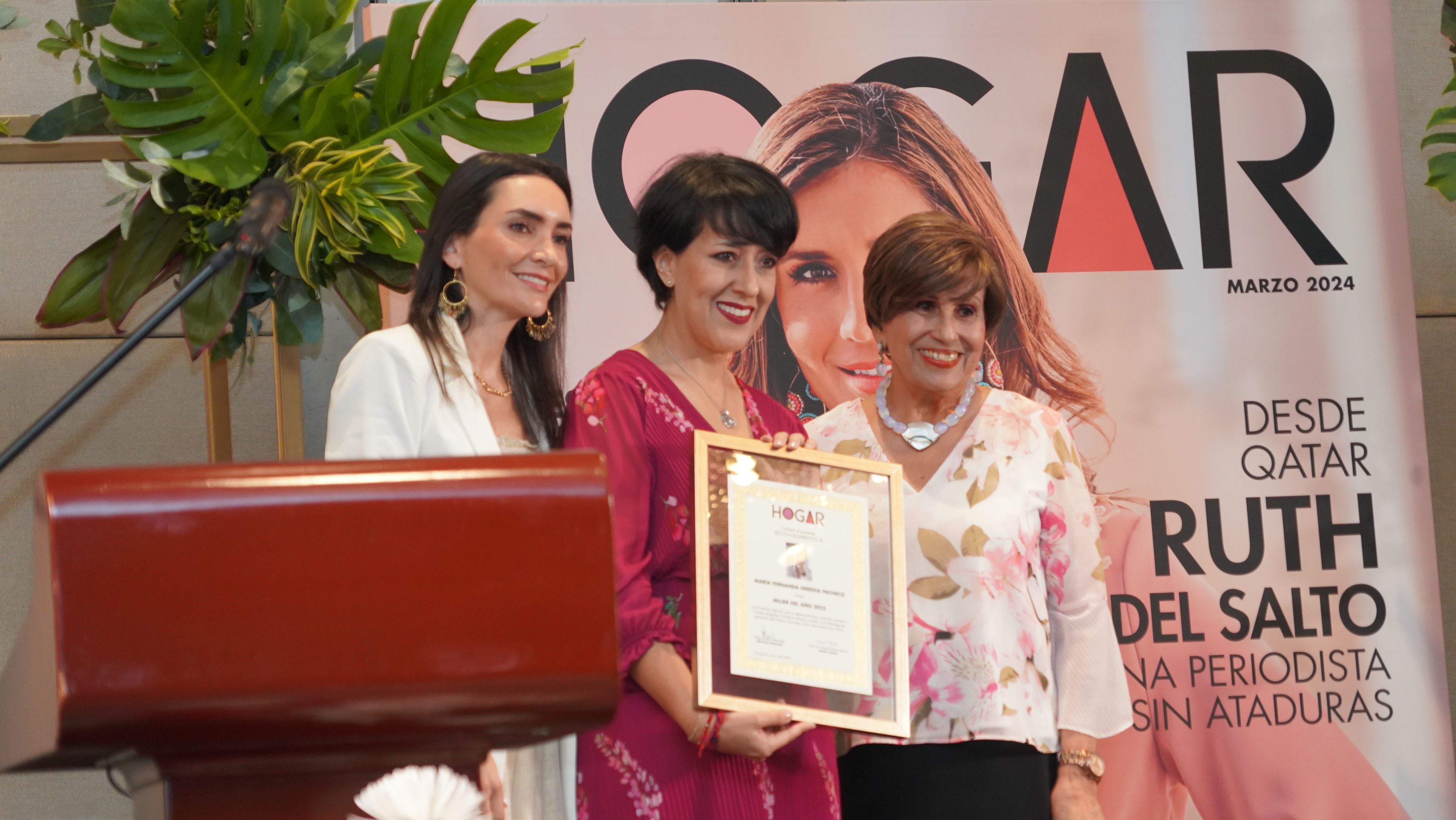 María Fernanda junto con las periodistas Clara María Reyes (izquierda) y Rosa Amelia Alvarado Roca  durante la premiación de revista 'Hogar'.