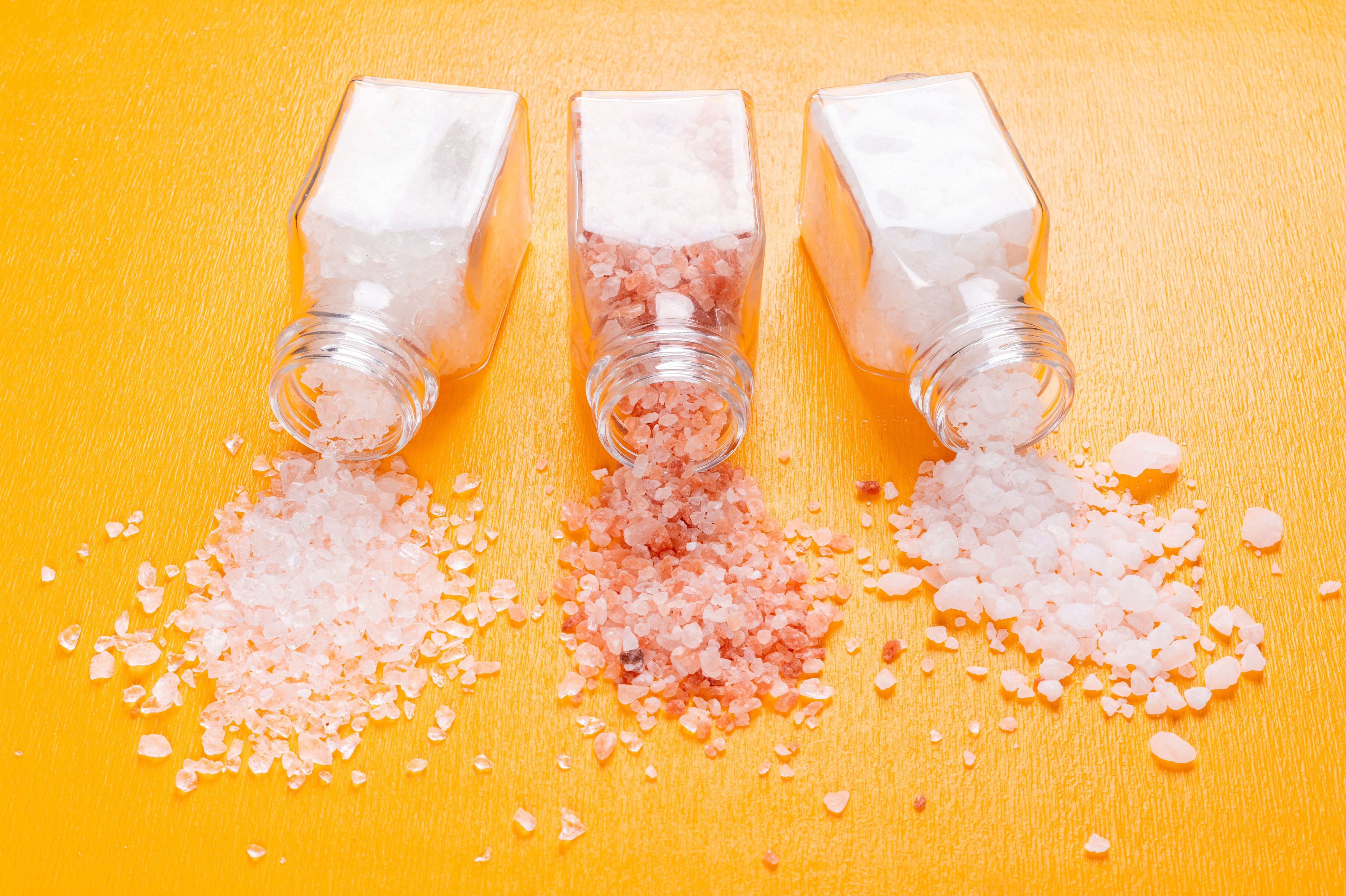 Sin importar el tipo de sal, esta puede provocar el aumento del apetito, lo que se traduce en una mayor ingesta calórica.