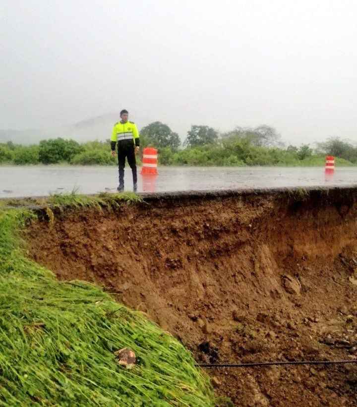 Un tramo de la vía Guayaquil-Salinas se desprendió tras las fuertes lluvias