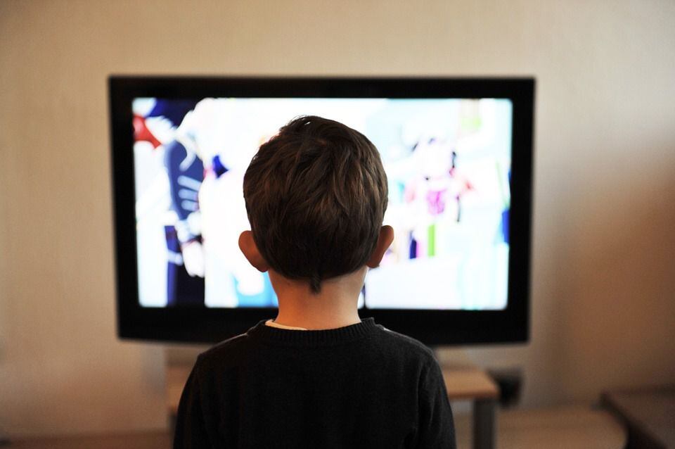 Pese a la nueva tecnología, niños no pierden el cariño por el viejo televisor