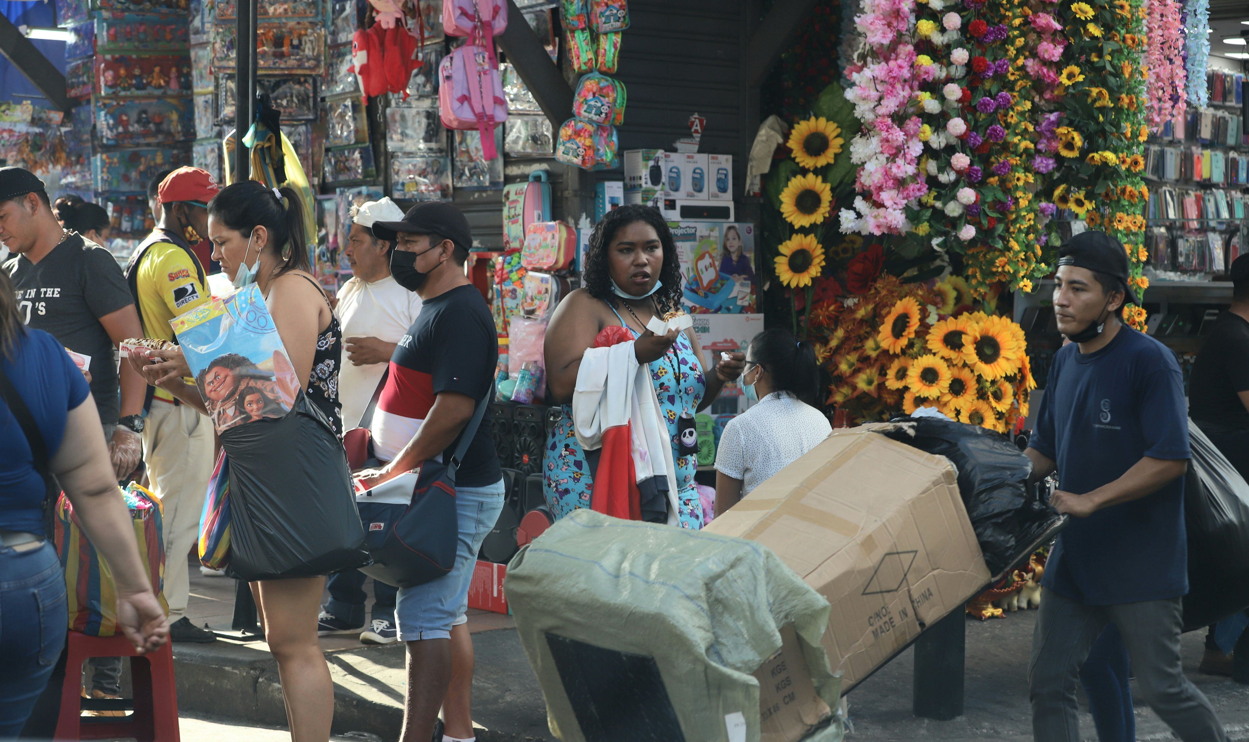 El comercio se mueve a diario en la Bahía, centro de Guayaquil, incluso en días considerados 'flojos' para las ventas como los miércoles. El movimiento en esta zona es constante e intenso. Foto: José Beltrán