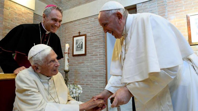 El pasado mes de agosto, el papa Francisco visitó al papa emérito Benedicto XVI. GETTY IMAGES