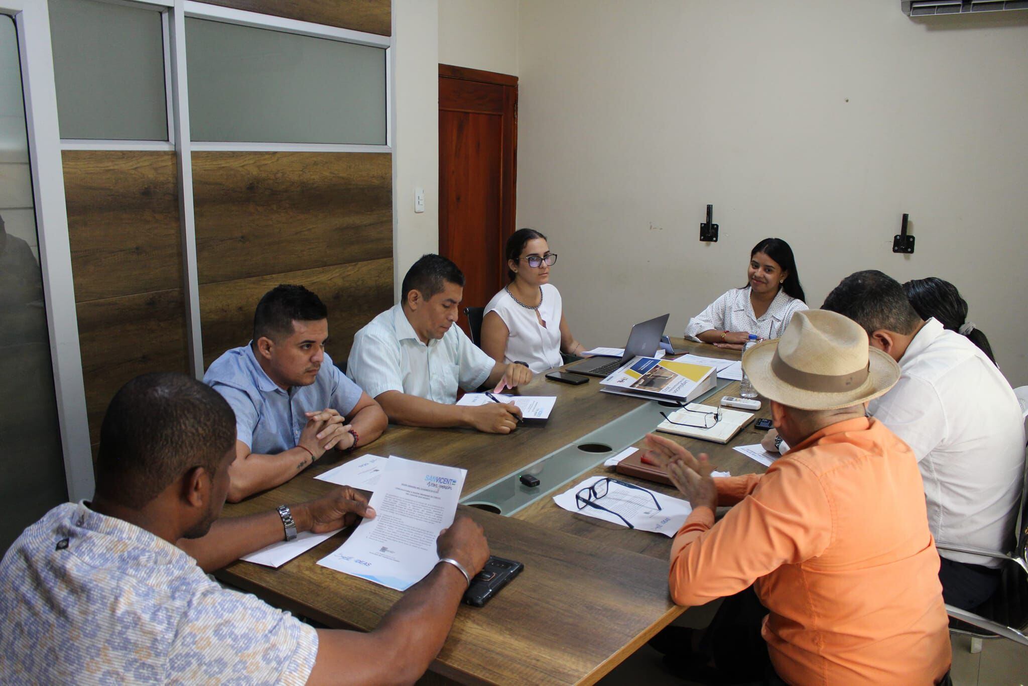 Una de las sesiones de Concejo de San Vicente.