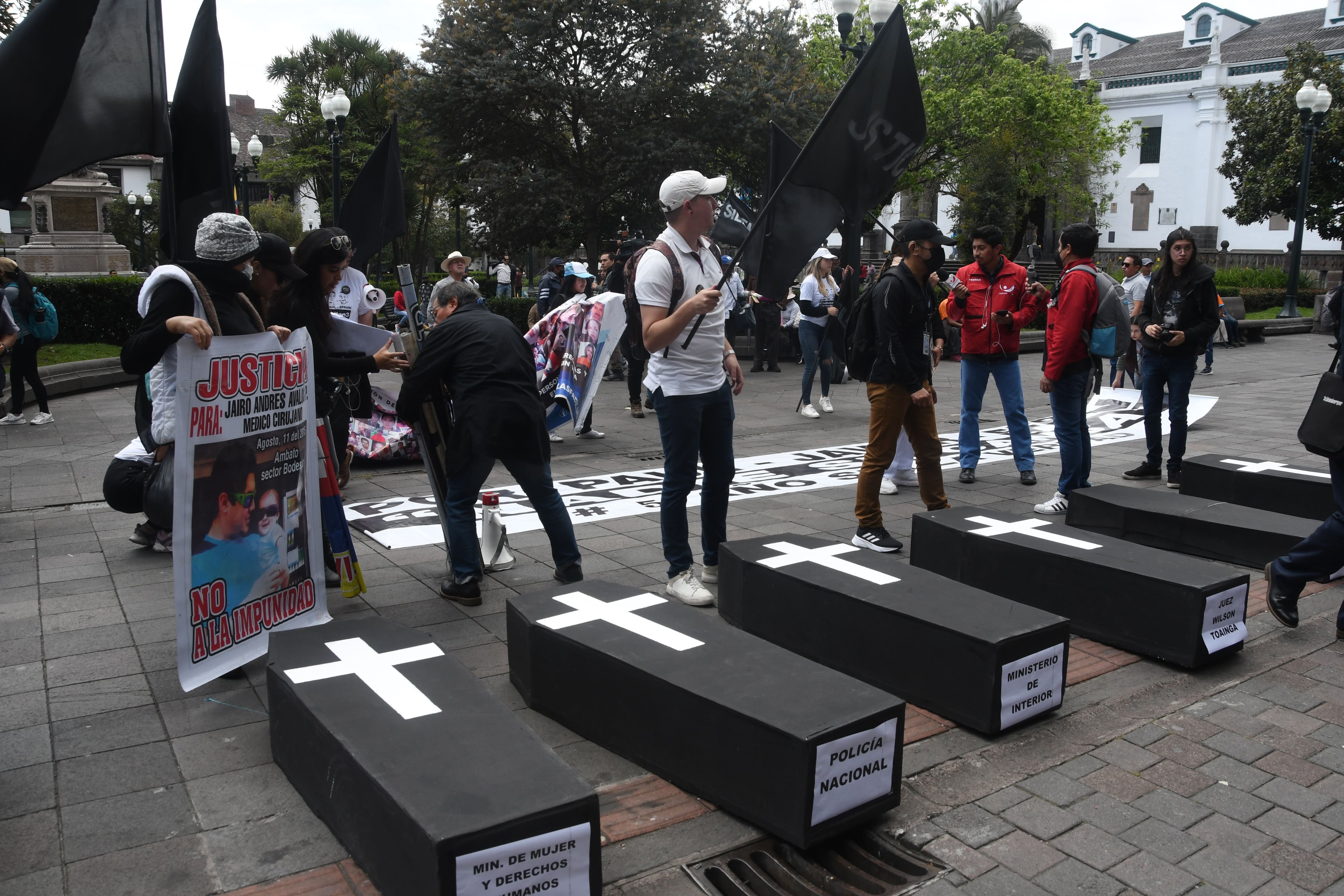 ‘Son vacíos los resultados que se dan en las investigaciones’: familiares de personas desaparecidas realizaron plantón frente al Palacio de Carondelet