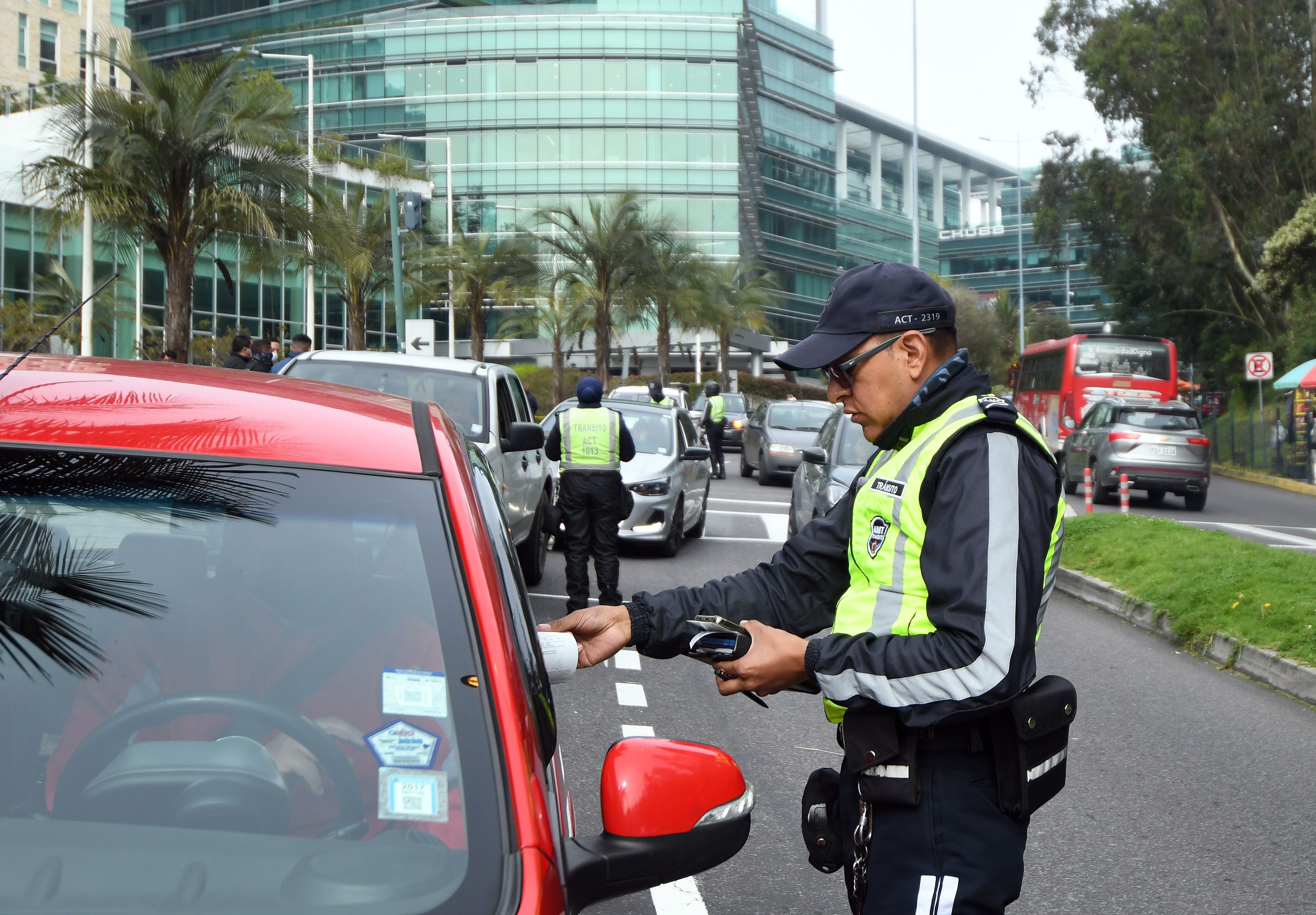 En dos días 60 conductores fueron sancionados por mal estacionamiento en inmediaciones de la UDLA 