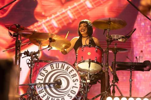 Cancamusa, la baterista chilena que reemplazó a Mauricio Basualto en el show de Los Bunkers en Viña del Mar