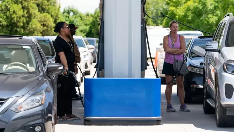 El temor a la escasez de gasolina hizo que los estadounidenses acudieran a llenar el depósito en mayo de 2021. Getty Images