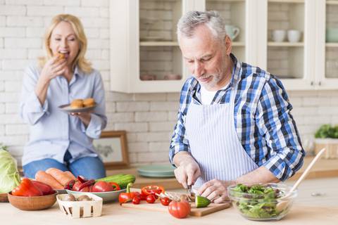 ¿Falta de apetito?: Estas son las vitaminas más recomendadas y 3 consejos para estimular el apetito en personas mayores