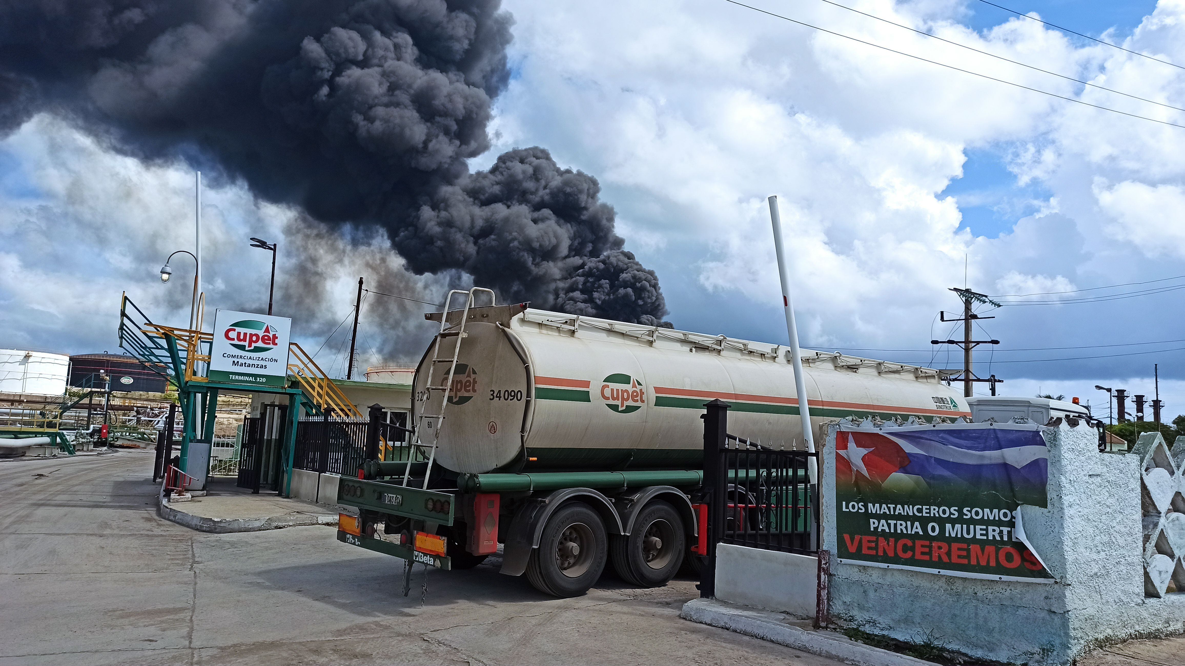 Un camión cisterna ingresa a la zona donde se registra un incendio en un depósito de combustible, hoy, en Matanzas (Cuba). EFE/ Ernesto Mastrascusa 