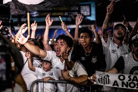 El 2023, año de la caída al precipicio del gigante Santos de Brasil: el club apela al aura de Pelé para retornar a primera división