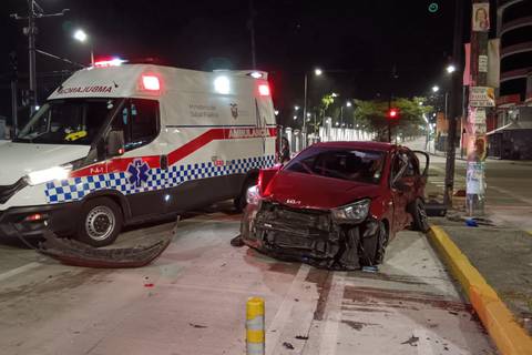 Un fallecido y dos heridos dejó siniestro en la avenida Colón, en el norte de Quito