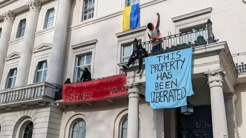 Los manifestantes colgaron banderas ucranianas sobre la mansión, que se cree que es propiedad del oligarca Oleg Deripaska.