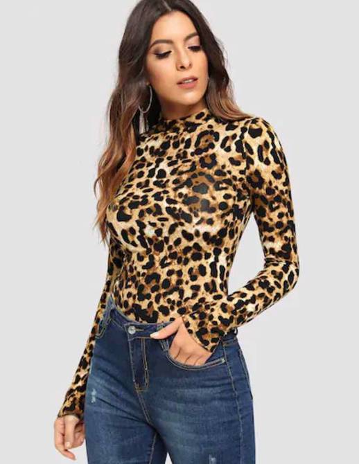 Descripción de Mujer con estampado de leopardo, 2019