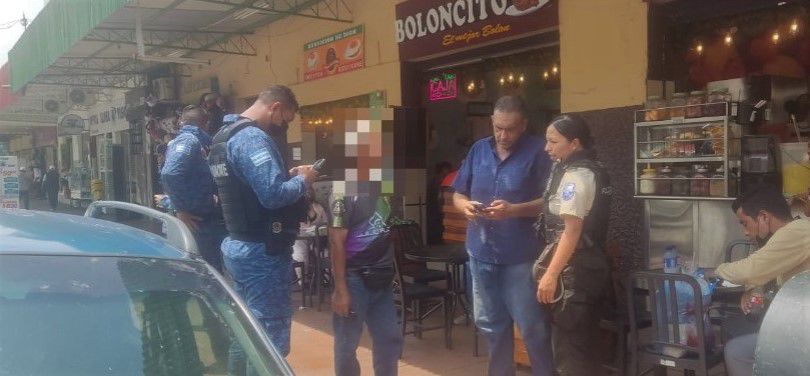 Un adulto mayor fue detenido mientras sustraía una maleta de un carro en el centro de Guayaquil