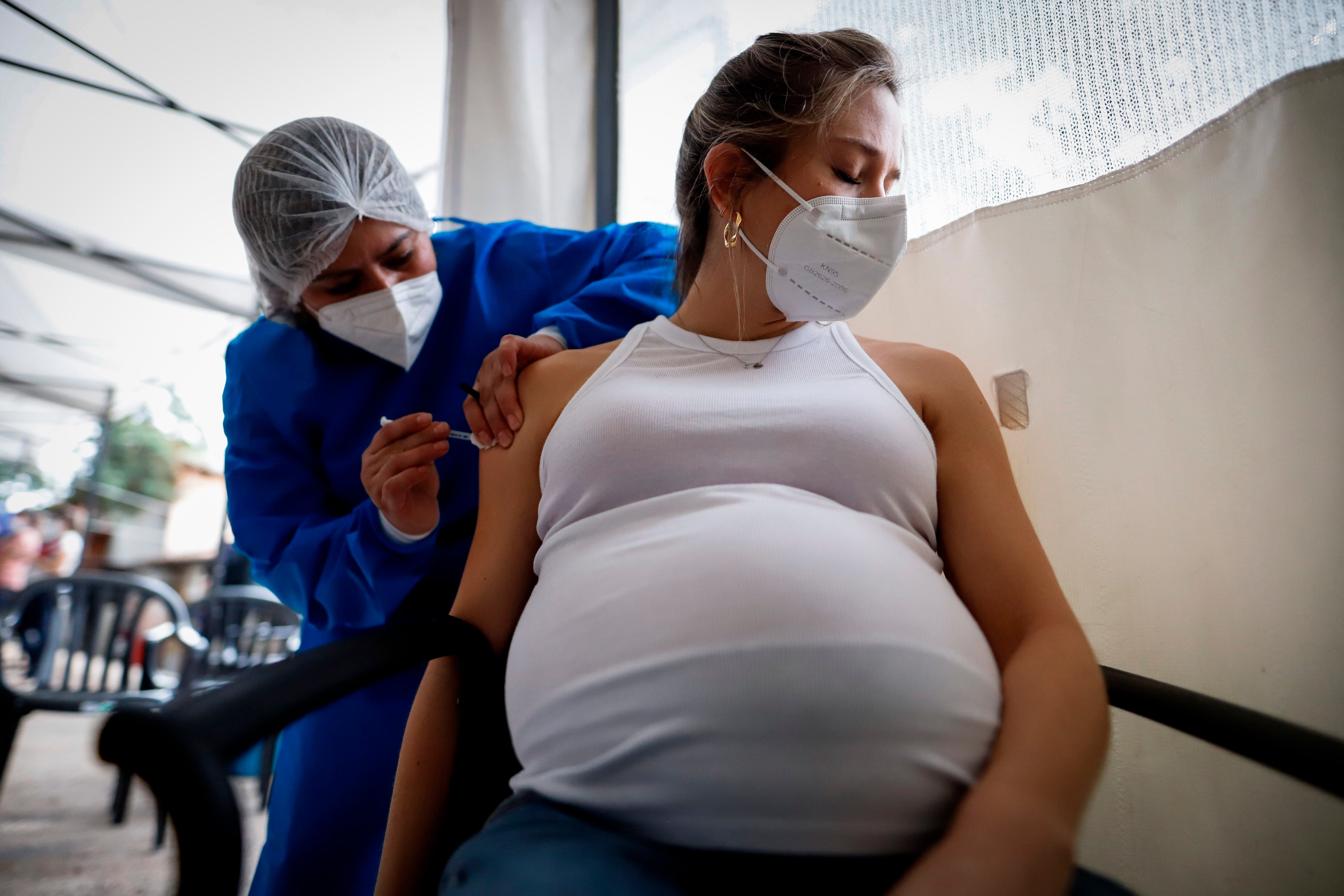 Cómo funciona la vacuna anti-COVID-19 en las mujeres embarazadas