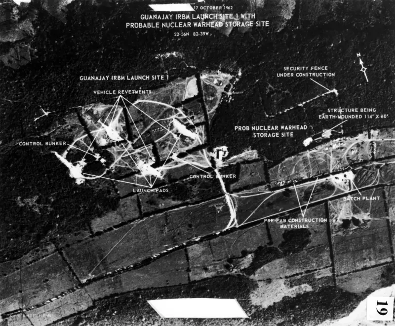 FUERZA AÉREA DE EE.UU. Esta fue la primera fotografía de la construcción de un campo de lanzamiento de misiles balísticos de alcance intermedio en Cuba.