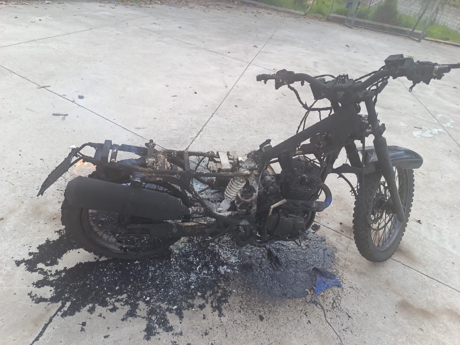 Habitantes de Tumbaco activaron alarmas e incendiaron una motocicleta de presuntos extorsionadores 
