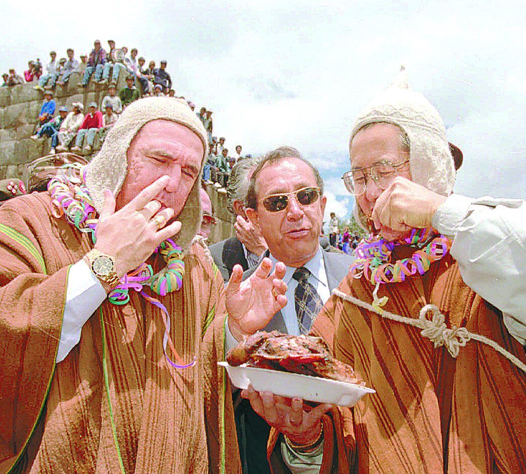 Abdalá Bucaram y Alberto Fujimori comiendo durante la visita del primero a Perú, el 15 de enero de 1997.